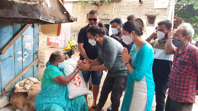 ಗದಗಲ್ಲಿ ವೃದ್ಧರಿಗೆ ಹಾಗೂ ಪೆಟ್ಟಿ ಅಂಗಡಿ ನಡೆಸುತ್ತಿರುವವರಿಗೆ ದಿನಸಿ, ಔಷಧಿ, ಮಾಸ್ಕ್ ಹಾಗು ಸಾನಿಟೈಜರ್ ನೀಡಿದ್ದಾರೆ. 