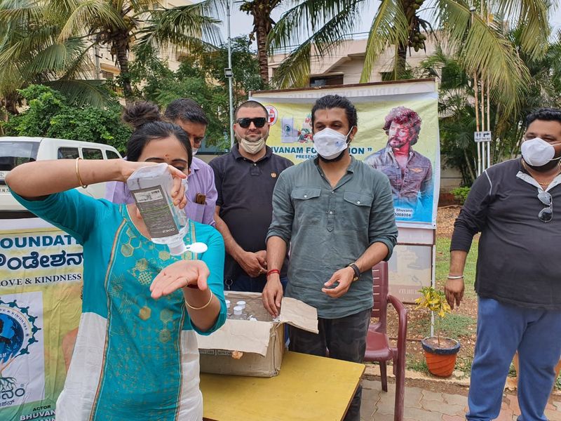 ಮದುವೆ ಕಾರ್ಯಕ್ರಮದಲ್ಲಿ ಕೊರೋನಾ ಜಾಗೃತಿ ಮೂಡಿಸಿದ ನಟ ಭುವನ್ ಪೊನ್ನಣ್ಣ ಹಾಗೂ ನಟಿ ಹರ್ಷಿಕಾ ಪೂಣಚ್ಚರವರಿಗೆ ಎಲ್ಲರೂ ಧನ್ಯವಾದ ತಿಳಿಸಿದ್ದಾರೆ.