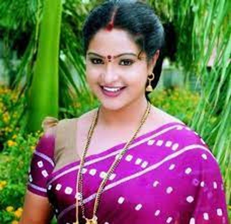 హీరోయిన్ రాశికి కథ వినిపించడం, ఆమెకు ఆ పాత్ర నచ్చడం కూడా జరిగిపోయాయి. అయితే 1980ల్లో గ్రామీణ మహిళ వేషధారణకు తగ్గట్టుగా మోకాళ్ల దాకా చీర చుట్టుకుని, గ్లామర్ ఒలింకించే సీన్లలో నటించడానికి రాశి ఒప్పుకోలేదు...