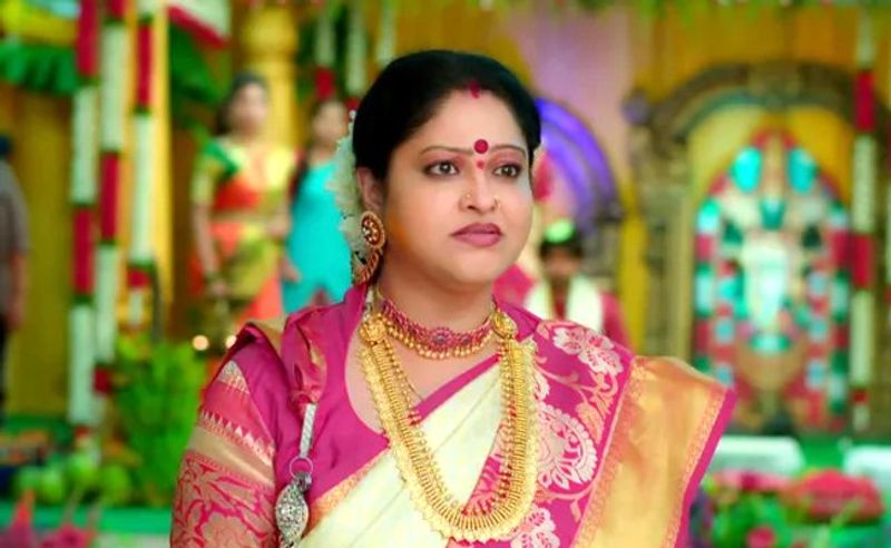 రాశి ప్రెజెన్స్ ఆ సీరియల్ కి ప్లస్ కావడంతో పాటు ఆమె రోల్ కి మంచి రెస్పాన్స్ దక్కుతుందట. దీనితో రాశికి వారానికి లక్ష రూపాయలు రెమ్యూనరేషన్ గా ఇస్తున్నారని సమచారం. ఇక అందరూ అనుకున్నట్లు తనకు ఆర్థిక ఇబ్బందులు ఏమీ లేవని రాశి చెప్పుకొస్తున్నారు.