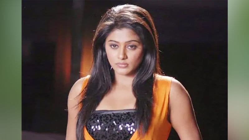 उन्होंने कहा- जब लोगों ने मुझे काली कहा तो मैंने इसका जमकर विरोध किया। आखिर लोग अपनी सोच से बाहर क्यों नहीं निकलते और क्यों नहीं मानते हैं कि काला भी सुंदर है। जब मैं बिना मेकअप के अपनी फोटोज इंस्टाग्राम पर शेयर करती हूं तो लोग कहते- आप आंटी लग रही हो या फिर आप बूढ़ी लग रही हो।