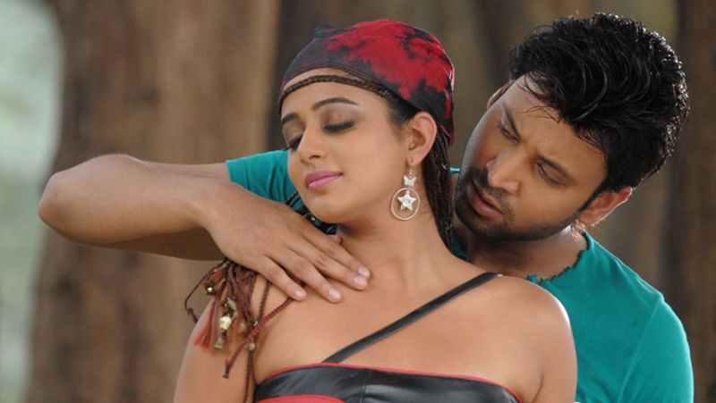 28 अप्रैल, 2016 को केरल के एर्नाकुलम में 30 साल की दलित स्टूडेंट से गैंगरेप के मामले में प्रियमणि ने कॉन्ट्रोवर्शियल ट्वीट किया था। इसमें उन्होंने लिखा था- भारत लड़कियों के लिए सेफ नहीं हैं, उन्हें देश छोड़ देना चाहिए। प्रियमणि के इस ट्वीट के बाद लोगों ने उन्हें जमकर लताड़ लगाई थी। कई ने तो उन्हें एंटी नेशनल और आमिर खान की बहन तक कह दिया