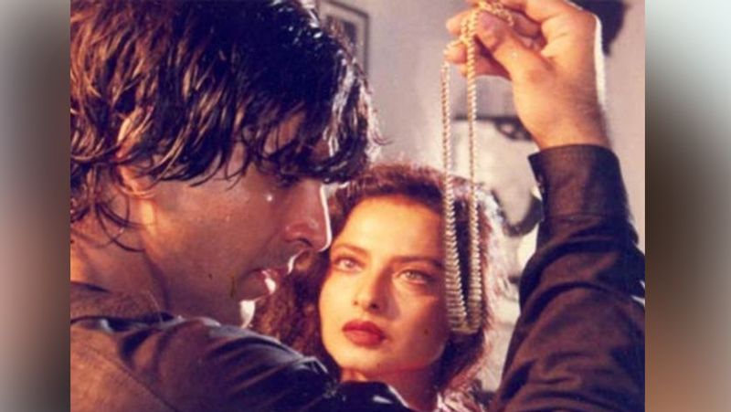 एक बार तो रेखा अपने घर से अक्षय के लिए खाना बनाकर लाई थीं और अक्षय के साथ बैठकर खाया था, जिसके बाद रवीना ने अक्षय को रेखा से दूर रहने की सख्त हिदायत दे दी थी।
