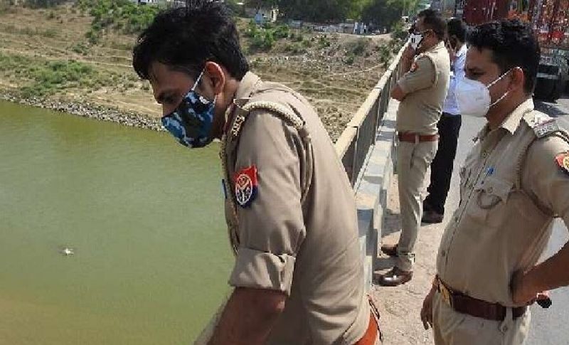 अभी तक इसकी पुष्टि नहीं हो सकी कि आखिर किसने नोटों से भरा बैग फेंक है। वहीं पुलिस ने बैग और नगर निगम के कर्मचारियों से नोट बरामद कर लिए हैंष। साथ ही जांच-पड़ताल शुरू कर दी है। (प्रतीकात्मक फोटो)
