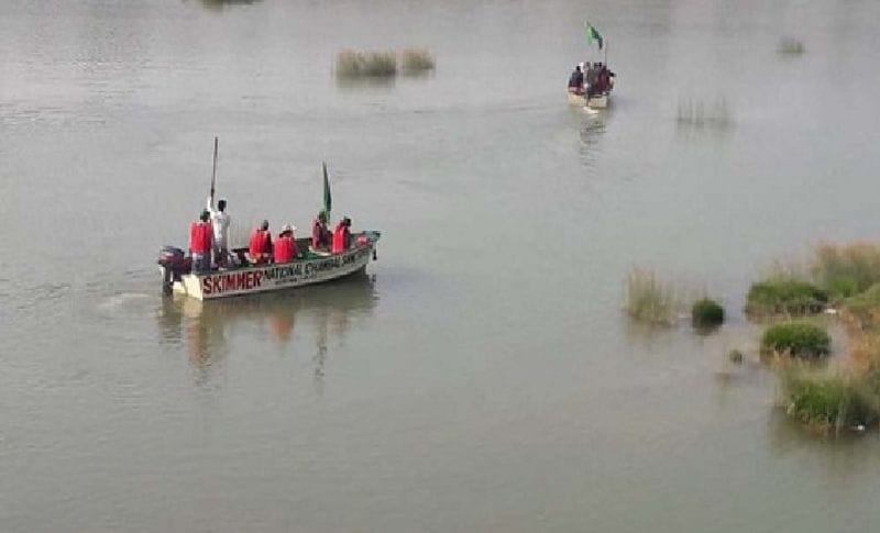 इतना ही नहीं जब नगर निगम के कर्मचारियों को इस बारे में जानकारी लगी तो वह भी नाव लेकर नोट लूटने के लिए झील में उतर गए। आलम यह था कि देखते ही देखते झील किनारे सैंकड़ों का हुजूम लग गया। हर कोई चाह रहा था कि उसके हाथ कम से कम एक-दोन ही हाथ लग जाएं।