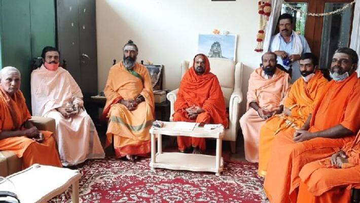Karnataka BJP Leadership Change veerashaiva lingayat Swamiji Bats for BS yediyurappa rbj Karnataka BJP Leadership Change veerashaiva lingayat Swamiji Bats for BS yediyurappa rbj