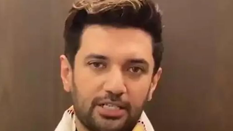 फॉर्च्यूनर है पसंदीदा गाड़ी
चिराग पासवान ज्यादातर Fortuner की गाड़ियों में सफर करते हुए दिखाई देते हैं। जब वो दिल्ली में रहते हैं तो ज्यादातर Fortuner गाड़ी में सफर करते हैं। टोयोटा फॉर्च्यूनर की कीमत करीब 30 लाख रुपये है। 