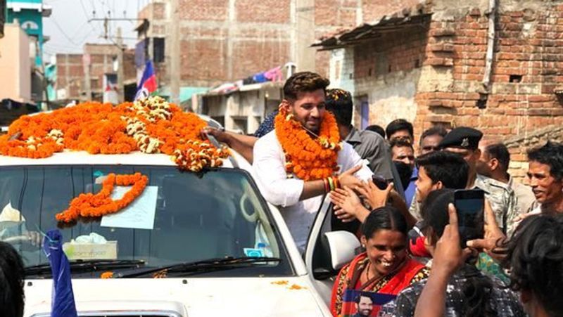 चिराग के पास कौन सी गाड़ी
चिराग पासवान द्वारा 2019 के लोकसभा चुना में दिए गए हलफनामे के अनुसार, उनके पास केवल दो गाड़ियां हैं। जिप्सी और टोयोटा फॉर्च्यूनर। उनके काफिले में Jeepsi Model 2015 DL और Fortuner Model 2014 है।
