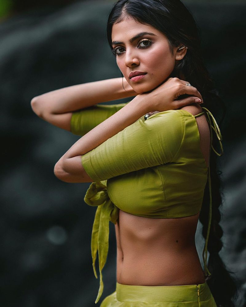 మరోవైపు మహేష్, త్రివిక్రమ్ కాంబినేషన్లో రాబోతున్న సినిమాలో కూడా మాళవిక పేరు వినిపిస్తుంది. ఈ రెండింటిలో దేనికి గ్రీన్ సిగ్నల్ ఇస్తుంది? రెండింటిలోనూ నటిస్తుందా? ఇంతకి ఓకే చెబుతుందా లేదా? అన్నది చూడాలి.