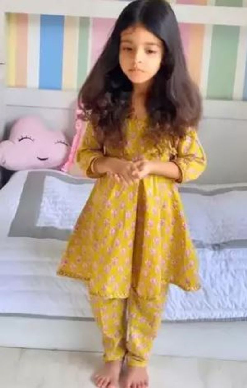 அவ்வப்போது தன்னுடைய மகள் அரின் புகைப்படத்தை சமூக வலைத்தளத்திலும் வெளியிட்டு வருகிறார். இந்நிலையில் தற்போது அரின் கியூடாக கதக் கற்கும் புகைப்படம் ஒன்று, சமூக வலைத்தளத்தில் வைரலாகி வருகிறது. இந்த புகைப்படத்திற்கு ரசிகர்கள் தங்களது லைக்குகளை குவித்து வருகிறார்கள்.