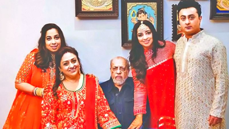 निधि दत्ता की सगाई में अभिषेक बच्चन, दीपिका कक्कड़, शोएब इब्राहिम, सारा अली खान समेत कई बॉलीवुड सेलेब्स पहुंचे थे। इस दौरान हुई मेहंदी सेरेमनी में मेहंदी क्वीन वीना नागदा ने निधि को मेहंदी लगाई थी।