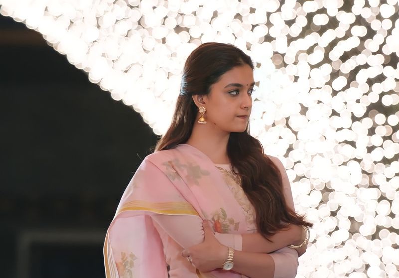 కీర్తిసురేష్ ఇప్పుడు పలు క్రేజీ ప్రాజెక్ట్ లతో ఫుల్ బిజీగా ఉంది. తెలుగు, తమిళం, మలయాళంలో ఆమె భారీ సినిమాల్లో నటిస్తుంది.
