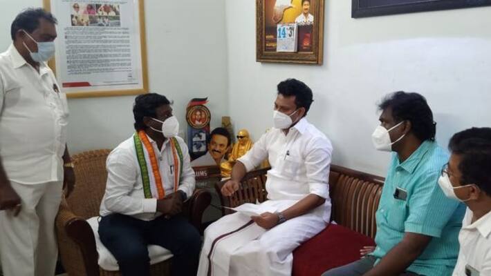Political character that surpasses father Vasantha Kumara .. MP Vijay Vasant who met DMK Minister in person and praised him. Political character that surpasses father Vasantha Kumara .. MP Vijay Vasant who met DMK Minister in person and praised him.
