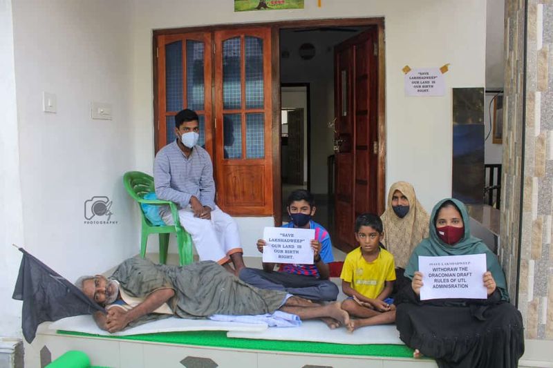 അഗത്തിയിൽ ഉച്ചയോടെ എത്തിയ പ്രഫുല് ഖോഡാ പട്ടേല് ദ്വീപിലെ വിവിധ വകുപ്പ് ഉദ്യോഗസ്ഥരുമായി കൂടിക്കാഴ്ച നടത്തി. രാവിലെ മുതൽ വീടുകളിൽ കറുത്ത കൊടി ഉയർത്തിയും കറുത്ത മാസ്ക് അണിഞ്ഞും പ്രതിഷേധത്തിൽ ദ്വീപുകാരെന്നടക്കം പങ്കാളികളായി.