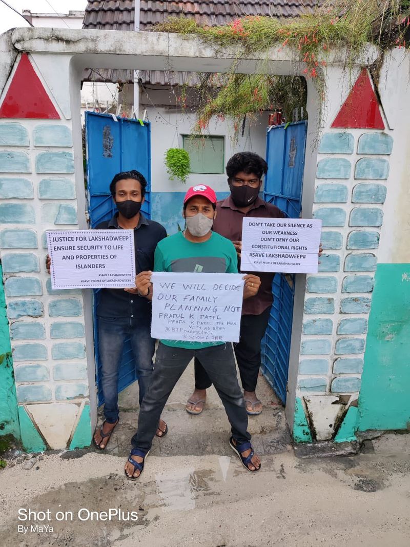 ഇതിനിടെ അഡ്മിനിസ്ട്രേറ്ററുടെ സന്ദര്ശനം പ്രമാണിച്ച് വീടുകളില് ഉയര്ത്തിയ കറുത്ത കൊടികള് നീക്കണമെന്ന് ദ്വീപ് പൊലീസ് വീടുകളിൽ എത്തി ആവശ്യപ്പെട്ടു. കൊടി കെട്ടിയ ദൃശ്യങ്ങളും മറ്റും പൊലീസ് ശേഖരിച്ചു. പ്രതിഷേധം കണക്കിലെടുത്ത് വിവിധ ദ്വീപുകളിൽ സുരക്ഷ ക്രമീകരണങ്ങൾ ശക്തമാക്കി. എന്നാൽ അഡ്മിനിസ്ടേറ്ററെ ബഹിഷ്കരിച്ച് സമാധാനപരമായിട്ടായിരിക്കും പ്രതിഷേധം എന്നാണ് പ്രക്ഷോഭത്തിന് ആഹ്വാനം ചെയ്തവർ അറിയിച്ചത്.