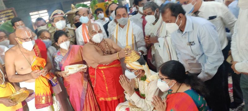 యాదాద్రి లక్ష్మీనరసింహ స్వామిని దర్శించుకున్న సీజెఐ ఎన్వీ రమణ దంపతులు