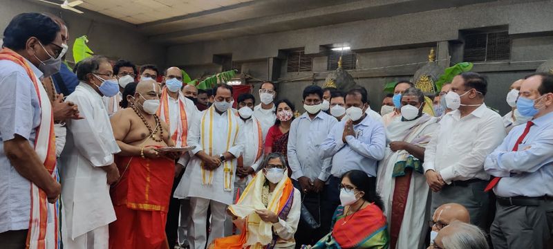 యాదాద్రి లక్ష్మీనరసింహ స్వామిని దర్శించుకున్న సీజెఐ ఎన్వీ రమణ దంపతులు
