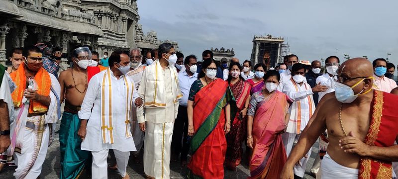 యాదాద్రి లక్ష్మీనరసింహ స్వామిని దర్శించుకున్న సీజెఐ ఎన్వీ రమణ దంపతులు