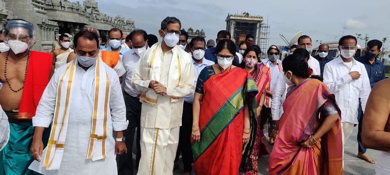 యాదాద్రి లక్ష్మీనరసింహ స్వామిని దర్శించుకున్న సీజెఐ ఎన్వీ రమణ దంపతులు
