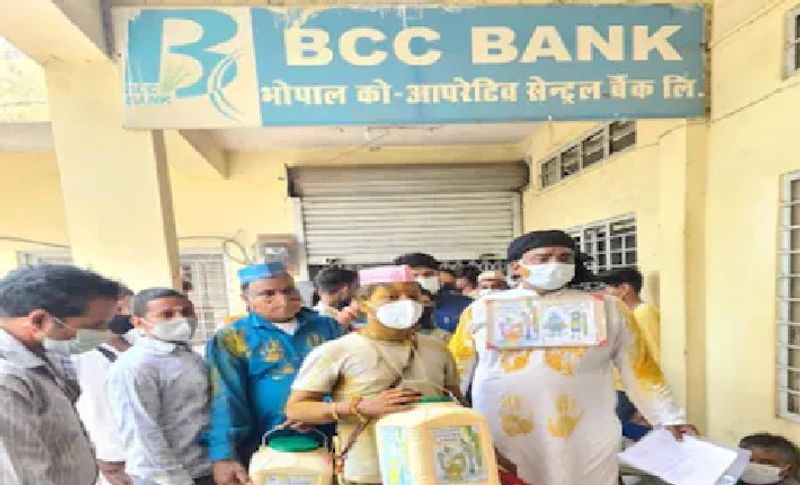 दल्हे के पिता ने कहा कि मैनेजर साहब एक लाख रुपए की लोन दे दीजिए, जिससे बेटे की शादी हो जाए। बेटे की शादी के लिए तेल, आटा, दाल, शकर-चावल आदि सामान खरीदना है। अगर कहीं से पैसा नहीं मिला तो बेटे की शादी में मुश्किल आ जाएगी और किसी साहूकार से ज्यादा ब्याज पर पैसा उधार लेना पड़ेगा।
