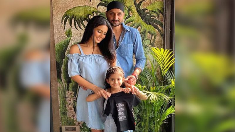 इस तरह की थी प्रेग्नेंसी की घोषणा
कुछ महीने पहले ही गीता बसरा ने भज्जी और बेटी हिनाया के साथ दूसरे बेबी के आने की घोषणा की थी। गीता ने सोशल मीडिया पर एक फोटो पोस्ट की थी जिसमें हिनाया के हाथ में एक टीशर्ट पकड़ी हुई थी जिसपर लिखा था कि जल्द ही 'मैं बढ़ी बहन बनने वाली हूं।' 