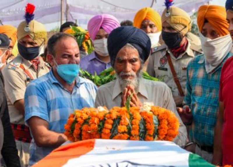 शहीद गुरतेज सिंह के परिवार में उनके बुजुर्ग माता-पिता और एक भाई है। उनके पिता विरसा सिंह एक किसान हैं। मां प्रकाश कौर गृहिणी हैं। परिवार पंजाब के मनसा जिले के बीरेवाला डोगरान गांव में रहता है।