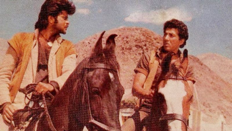 अनिल कपूर और सनी के बीच भी दुश्मनी काफी पुरानी है। फिल्म जोशीले की रिलीज के दौरान जब क्रेडिट में अनिल का नाम पहले आया था तो सनी को बुरा लगा। इस फिल्म के बाद दोनों ने राम अवतार में काम किया था। दोनों को इस फिल्म में एक सीन शूट करना था। इस सीन में सनी को अनिल का गला दबाना था। सनी वैसे ही अनिल को लेकर गुस्से में थे और सरेआम उनका गला दबा दिया था। जिसे देखकर सेट पर सभी घबरा गए थे। अनिल को सांस लेने में तकलीफ होने लगी। इसके बाद दोनों ने किसी फिल्म में साथ काम किया और न ही बात।