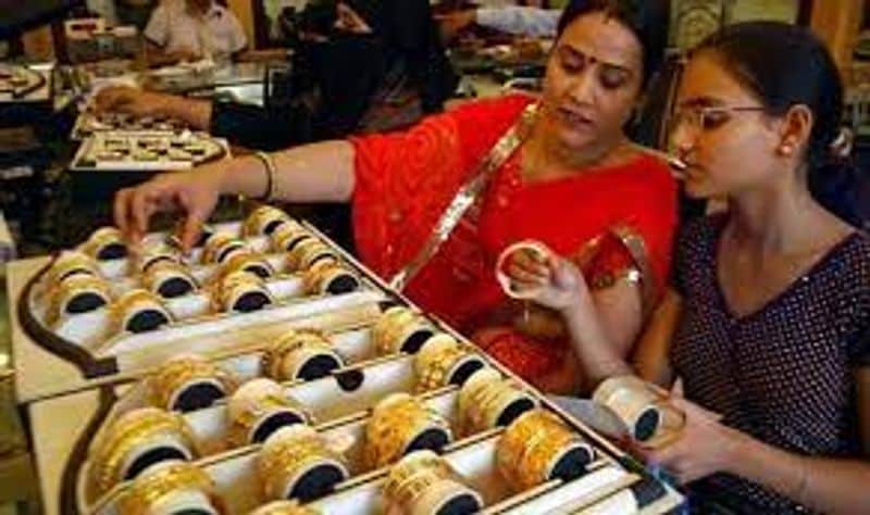 కోల్కతాలో 22 క్యారెట్ల 10 గ్రాముల బంగారం ధర రూ.46,910 ఉండగా, 24 క్యారెట్ల 10 గ్రాముల ధర రూ.49,610 ఉంది. కేరళలో 22 క్యారెట్ల 10 గ్రాముల బంగారం ధర రూ.44,310 ఉండగా, 24 క్యారెట్ల 10 గ్రాముల ధర రూ.48,340 ఉంది. హైదరాబాద్లో 22 క్యారెట్ల 10 గ్రాముల బంగారం ధర రూ.44,310 ఉండగా, 24 క్యారెట్ల 10 గ్రాముల ధర రూ.48,340 ఉంది.
