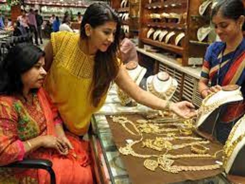 వజ్రాల ఎగుమతులు 20% పెరుగుతాయని అంచనా: క్రిసిల్
అమెరికా, చైనా మార్కెట్లలో మెరుగుదల కారణంగా భారత వజ్రాల పరిశ్రమలో ఈ ఏడాది ఎగుమతులు 20 శాతం పెరిగే అవకాశం ఉంది. భారతదేశం నుండి ఎగుమతి చేసిన పాలిష్ వజ్రాలలో 75 శాతం అమెరికా, చైనాకు వెళ్తున్నాయని రేటింగ్ ఏజెన్సీ క్రిసిల్ తెలిపింది. కరోనా మహమ్మారి నుండి కోలుకోవడానికి ప్రయత్నిస్తున్న భారతీయ వజ్రాల పరిశ్రమ సెకండ్ హాఫ్ నుండి ఊపందుకుంది దీంతో 2021లో ఎగుమతులు 20 బిలియన్ డాలర్లు చెరవచ్చు. గత సంవత్సరంలో 16.4 బిలియన్ డాలర్ల ఎగుమతులు జరిగాయి, 2019తో పోలిస్తే 12 శాతం తక్కువ. 