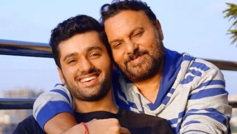उत्कर्ष ने पिता डायरेक्टर अनिल शर्मा ने गदर की शूटिंग का एक किस्सा शेयर किया था। उन्होंने इंटरव्यू में बताया था- फिल्म के सीन में सनी को ट्रेन के ऊपर अमीषा पटेल के साथ एक बोगी से दूसरी बोगी पर दौड़ते-कूदते हुए जाना था। इस सीन में सनी के कंधे पर उत्कर्ष था।