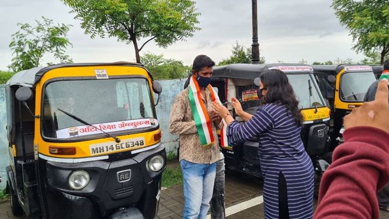 डॉक्टरों की टीम भी रहेगी साथ
इस पहल की को ऑर्डिनेटर और स्वदेश सेवा फाउंडेशन की संस्थापक धनश्री पाटिल ने कहा- कोविड की दूसरी लहर ने हमें गंभीर स्थिति में ऑक्सीजन के महत्व का एहसास कराया है। साथ ही कोरोना ने यह एहसास दिलाया कि उन रोगियों को, जिन्हें ऑक्सीजन की आवश्यकता है, उन्हें कैसे तत्काल नजदीकी अस्पतालों में पहुंचाया जाए। समय पर ऑक्सीजन सिलेंडर या एम्बुलेंस नहीं मिलने से गंभीर समस्याएं खड़ी हो गई थी। कई बार दिक्कत तब होती है जब मरीज का घर छोटी गली में होता है जिस कारण वहां एंबुलेंस नहीं पहुंच पाती है। हमें ऑटो रिक्शा को एम्बुलेंस के रूप में उपयोग करने का एक रास्ता मिला।