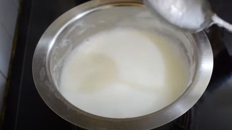 स्टेप- 2
मीडियम फ्लेम पर दूध को उबालने रख दें, जब इसमें उबाल आ जाए, तो पिसे हुए चावल का मिश्रण इसमें डालें। 