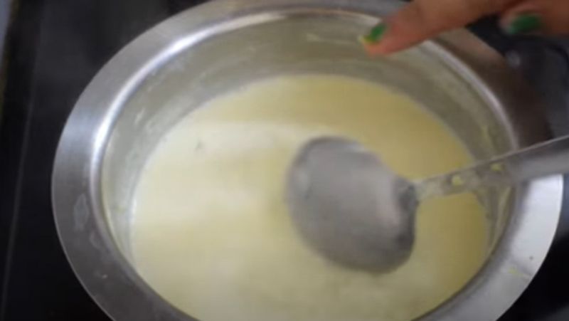स्टेप- 3
चावल और दूध के मिश्रण को 15-20 मिनट तक उबाल लें और तुरंत आंच को कम कर दें। इस समय इसे लगातार चलाते रहें।