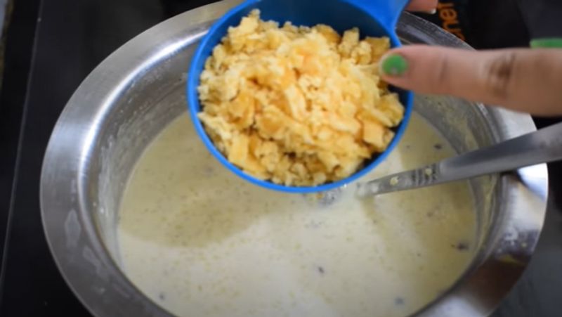स्टेप- 5
इस स्टेज पर गैस को बंद कर दें और गुड को कूटकर इसमें मिला लें। याद रहें कि, गुड को गैस बंद करने के बाद ही मिलाना है, नहीं तो ये फट सकता है।