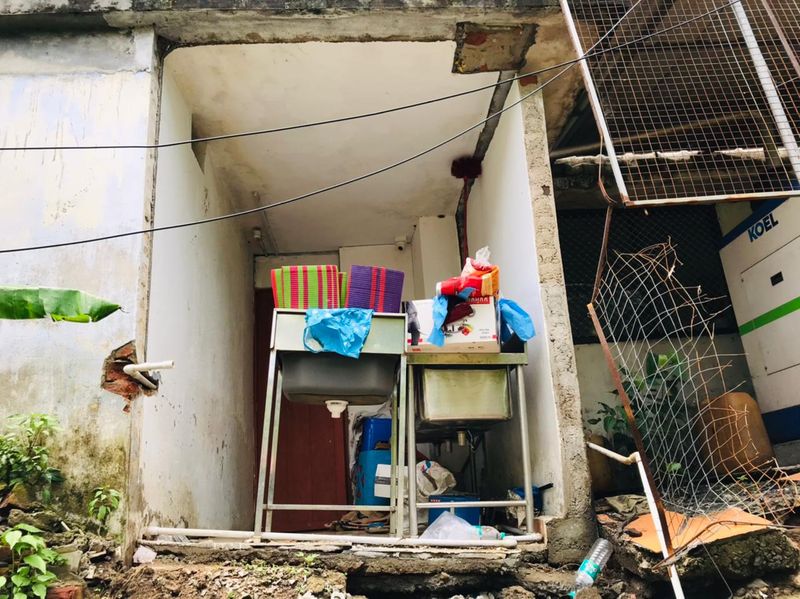 കെട്ടിടം നില്ക്കുന്ന പറമ്പിന് പുറകിലെ പറമ്പില് നിന്ന് ആഴത്തില് മണ്ണെടുത്ത് മാറ്റിയതോടെയാണ് നഗരസഭാ കെട്ടിടത്തിന് ബലക്ഷയം തുടങ്ങിയത്. കഴിഞ്ഞ കുറച്ച് കാലങ്ങളായി കെട്ടിടത്തിന്റെ പുറകിലെ ചുമര് ഭിത്തിയില് നിന്ന് അടര്ന്ന് മാറിയ നിലയിലായിരുന്നു ഉണ്ടായിരുന്നത്. 