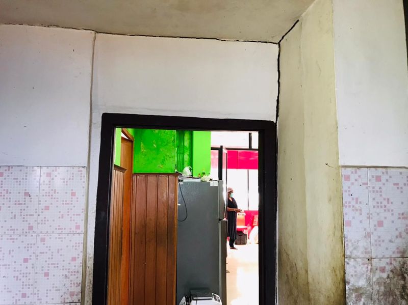 ഏതു നിമിഷവും എന്തും സംഭവിക്കാവുന്ന ദുരന്തമുഖത്താണ് പത്തോളം കുടുംബശ്രീ പ്രവർത്തകർ. ഈ അടച്ചുപൂട്ടല് കാലത്തും ദിവസവും ആയിരത്തോളം പേര്ക്ക് ഇവിടെ നിന്ന് പൊതിച്ചോറ് നല്കുന്നു. 