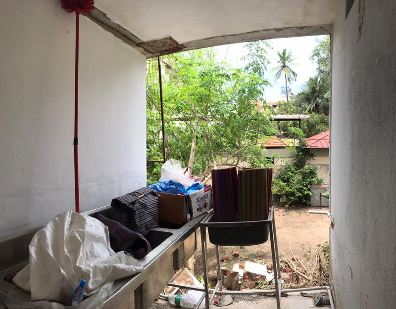 ഇത്രയും പേര്ക്ക് ഭക്ഷണമുണ്ടാക്കാനായി പുലര്ച്ചെ രണ്ട് മണിക്ക് തന്നെ ജോലിക്ക് കയറുന്നവരാണ് ഇവിടത്തെ തോഴിലാളികള്. കഴിഞ്ഞ ദിവസത്തെ മഴയില് മണ്ണ് കുതിര്ന്നതും ചുമര് നനഞ്ഞതുമാകാം ചുമര്പെട്ടെന്ന് ഇടിഞ്ഞ് വീഴാന് കരണമെന്ന് കരുതുന്നു.