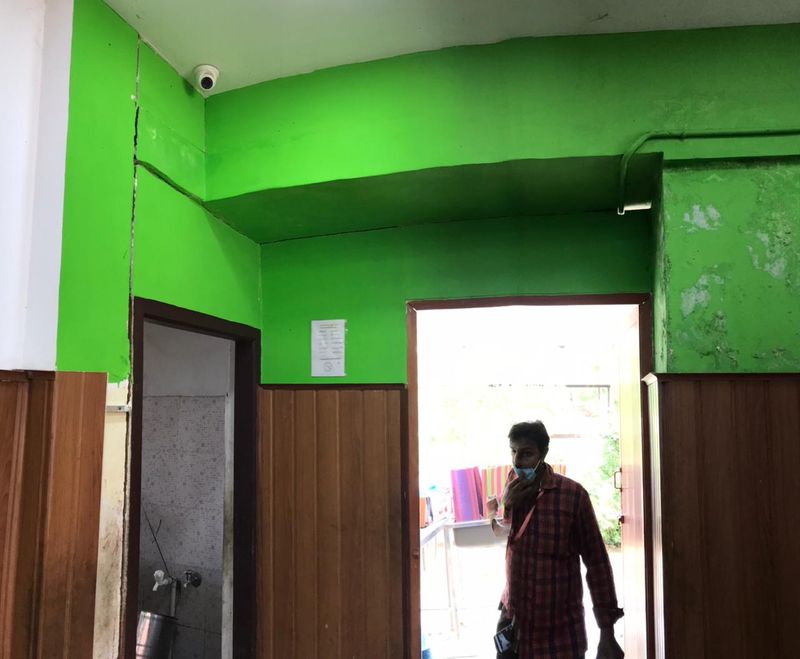 ജീവനക്കാരുടെ വിശ്രമ കേന്ദ്രം കൂടിയായ സ്റ്റോർ റൂമിന്റെ ചുമരാണ് ഇടിഞ്ഞ് വീണിരിക്കുന്നത്. അപകട സമയം തൊഴിലാളികള് മറ്റ് മുറികളില് ജോലിത്തിരക്കിലായിരുന്നതിനാല് സ്റ്റോറൂമില് ആരുമില്ലായിരുന്നു. 