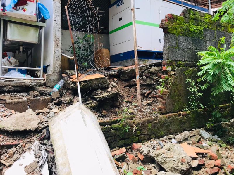 എന്നാല് അടച്ച് പൂട്ടലിനിടെയിലും നഗരത്തില് ആയിരത്തോളം പേര്ക്ക് ഭക്ഷണം ഉണ്ടാക്കി വിതരണം ചെയ്യാന് മറ്റൊരു സ്ഥലം കണ്ടെത്തിത്തരണമെന്ന് ജീവനക്കാര് ആവശ്യപ്പെട്ടു. പുതിയൊരു സ്ഥലം കണ്ടെത്താന് നഗരസഭയ്ക്ക് കഴിഞ്ഞില്ല. 