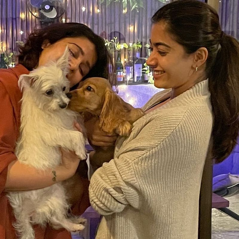 ఈ మధ్య ముంబై వీధుల్లో చక్కర్లు కొడుతూ కెమెరా కంటికి కూడా చిక్కారు. డిన్నర్ పార్టీలు మిత్రుల మధ్య కామన్ కాబట్టి, నిజంగా వీరు కేవలం మిత్రులేనా, ప్రేమికులు కూడానా తెలియాలంటే కొన్నాళ్లు వేచిచూడాలి.