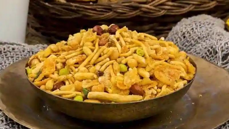 1. नमकीन फूड्स
चिप्स, फ्रोजन डिनर और फास्ट फूड जैसे नमकीन फूड्स हमारे शरीर के इम्यूनिटी के लिए अच्छे नहीं होते हैं। इन फूड्स में हाई सॉल्ट होता है। इसके साथ ही ऑटोइम्यून बीमारियों के जोखिम को बढ़ा सकते हैं। ऐसे में हमें इन फूड्स से दूरी बना लेनी चाहिए। 