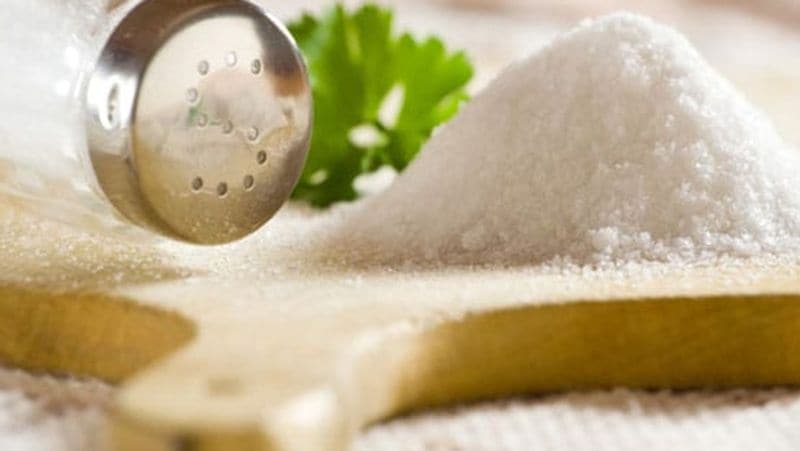 4 नमक
बहुत ज्यादा नमक का इस्तेमाल आपके इम्यून सिस्टम के लिए अच्छा नहीं होता है। चिप्स, बेकरी की सामग्री, फ्रोजेन फूड्स में नमक अधिक होता है जो आपके इम्यून सिस्टम को कमजोर कर सकता है और आपके शरीर को बैक्टीरियल संक्रमण के खिलाफ लड़ाई को कठिन बना सकता है।
