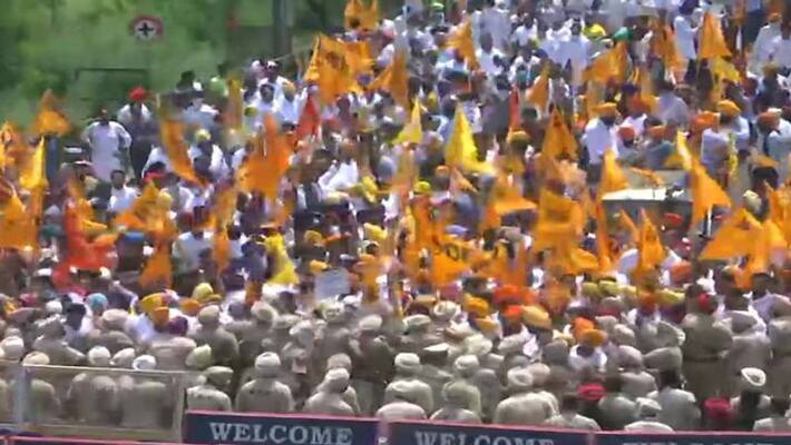 Sukhbir Badal Detained Amid Huge Protest Outside Amarinder Singh House pod Sukhbir Badal Detained Amid Huge Protest Outside Amarinder Singh House pod