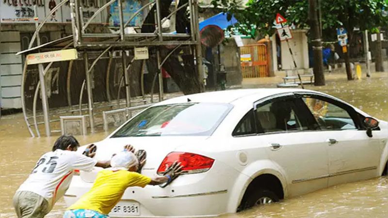 चेसिस से पानी करवाएं साफ
बारिश के दिनों में अक्सर गाड़ी के चेसिस में पानी भर जाता है। ऐसे में समय-समय पर मैकेनिक के पास जाकर इसका पानी साफ करवाएं। नहीं तो आपकी गाड़ी बीच में कभी भी बंद पड़ सकती है।
