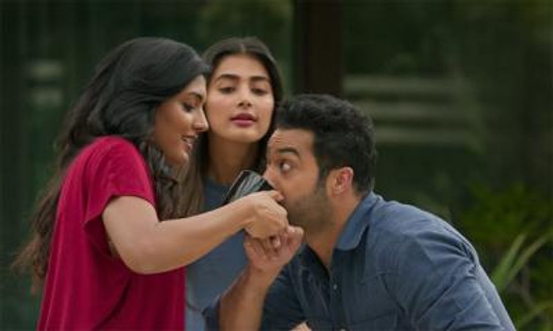 ఎన్టీఆర్తో చేసిన `అరవింద సమేత`లోనూ ఇద్దరు హీరోయిన్లు. ఇందులో పూజా హెగ్డే, ఈషారెబ్బాలను తీసుకున్నాడు. పూజా మెయిన్ ఫీమేల్ లీడ్ చేస్తే, ఆమెకి చెల్లిని రెండో హీరోయిన్గా ఈషా చేసింది. ఇందులోనూ ఈషా కూడా బాగానే ఆకట్టుకుంది.