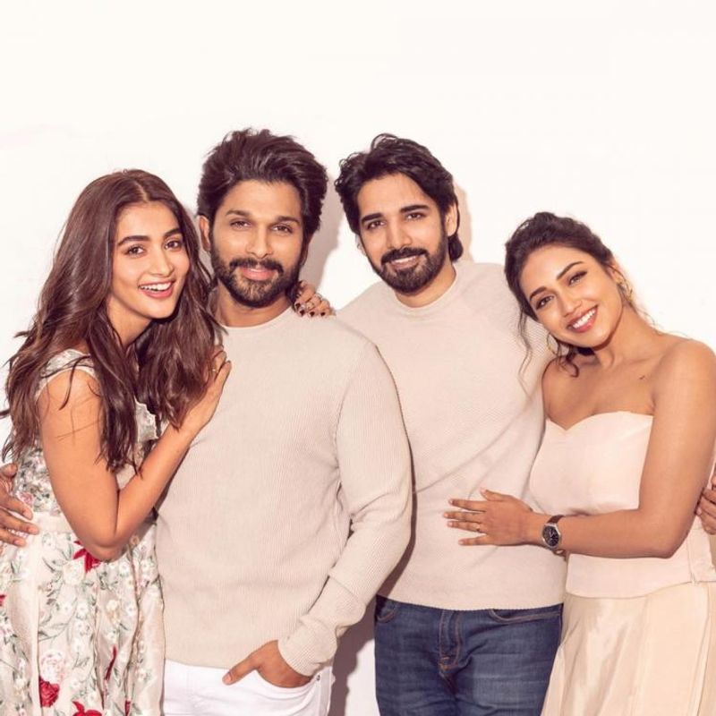 మరోవైపు గతేడాది బన్నీతో చేసిన `అల వైకుంఠపురములో` సినిమాలోనూ ఇద్దరు హీరోయిన్లు మెరిశారు. మెయిన్ హీరోయిన్గా పూజా హెగ్డే చేస్తే, సెకండ్ హీరోయిన్గా నివేదా పేతురాజ్ నటించింది. అయితే ఇందులోనూ చివరికి నివేదాని సుశాంత్కి ముడిపెట్టాడు.