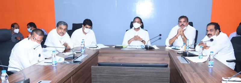 అమరావతి: రాష్ట్రములో థర్డ్ వేవ్ హెచ్చరిక నేపథ్యంలో నివారణకు ముందస్తు ప్రణాళిక సిద్ధం చేస్తోంది రాష్ట్ర ప్రభుత్వం. చిన్నారులకు మెరుగైన వైద్యం కోసం పీడియాట్రిక్ అంశాల్లో వైద్య సిబ్బందికి శిక్షణ ఇవ్వడం కోసం ప్రత్యేకంగా ఏర్పాట్లు చేస్తోంది. ఇందుకోసం మంగళగిరి ఏపిఐఐసి భవనంలో మంగళవారం కోవిడ్ నివారణ గ్రూప్ అఫ్ మిమిస్టర్స్ సమావేశం రాష్ట్ర ఉప ముఖ్యమంత్రి ఆళ్ల నాని అధ్యక్షతన జరిగింది.