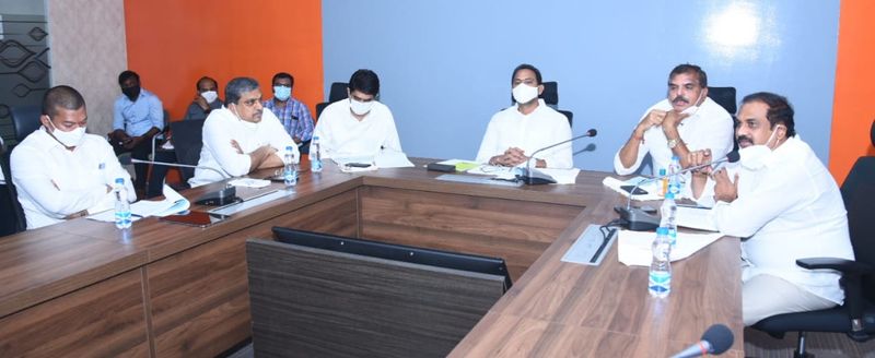 జనావాసాలకు దగ్గరగా ఉండేలా హెల్త్ హాబ్ లు ఏర్పాటు చేయాలని సిఎం నిర్ణయించారు. రాష్ట్రవ్యాప్తంగా అన్ని ప్రభుత్వ హాస్పిటల్స్ లో చిన్నారులకు వైద్య చికిత్స సదుపాయం కల్పించడానికి చర్యలు తీసుకోవాలన్నారు. ఆరోగ్య శ్రీ అత్యుత్తమ ఆరోగ్య పధకంగా నిలవాలని సిఎం సంకల్పమని... ఆ దిశగా చర్యలు తీసుకోవాలని నిర్ణయించారు.