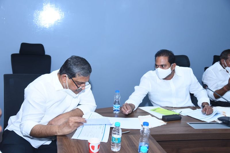 థర్డ్ వేవ్ నేపథ్యంలో ఎలాంటి పరిస్థితులు ఎదుర్కోవడానికి సిద్ధంగా ఉండాలని వైద్య ఆరోగ్య శాఖ అధికారులకు అదేశించారు. ప్రాధమిక ఆరోగ్య కేంద్రాలు, ఏరియా హాస్పిటల్స్ ముందుగానే పరిశీలించి అవకాశం ఉన్న చోట పిల్లలకు చికిత్స అందించడానికి ఏర్పాట్లు చేయలని ఆదేశించారు. థర్డ్ వేవ్ లో అవసరమైన అన్ని రకాలు మందులు అందుబాటులో ఉంచుకోవాలన్నారు. అర్హులైన తల్లులకు ఒక రోజు ముందుగానే వ్యాక్సిన్ టోకెన్స్ పంపిణికి ఏర్పాట్లు చేయాలని ఆదేశించారు.