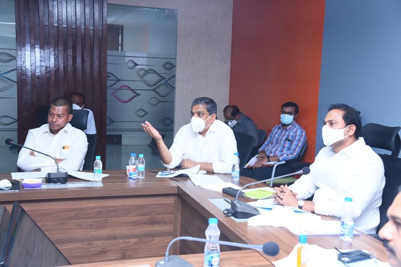 బ్లాక్ ఫంగస్ వ్యాధి సోకిన వారికి అన్ని హాస్పిటల్స్ లో మెరుగైన వైద్యం అందించడానికి ప్రత్యేకంగా ద్రుష్టి పెట్టాలని ఆదేశించారు. ఇంజక్షన్స్ బ్లాక్ మార్కెట్ లో విక్రయాలు జరిగితే కఠినంగా వ్యవహారించాలని వైద్య అధికారులకు సూచించారు.